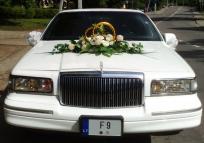 Lincoln Sedan düğün buketi ve halka ile dekore