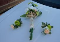 Limo Lincoln Towncar decorated wedding trappings: the rings and ribbons, photos visible on the flower sideways